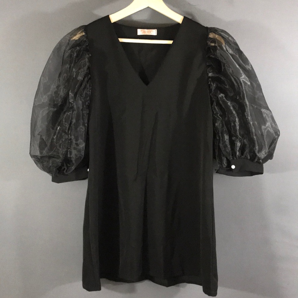 Fashion mini dress with puffy lace sleeve